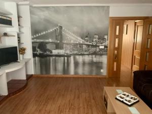 een woonkamer met een schilderij van de Brooklyn Bridge bij El apartamento de María Vut-47-31 in Tordesillas