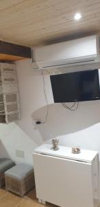 um quarto com uma televisão em cima de uma mesa branca em La Casita Azul em Álora
