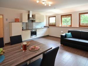 EslarnにあるModern apartment in Eslarn with private gardenのキッチン、リビングルーム(テーブル、ソファ付)