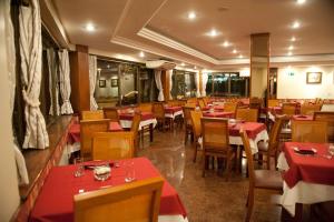 Un restaurant u otro lugar para comer en Maitá Palace Hotel