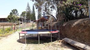 un trampolino con altalena in cortile di Aconchego Caminho das Cachoeiras a Rio Acima