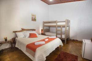 Bunk bed o mga bunk bed sa kuwarto sa Buddy's Hostel & Pousada Alto Paraiso