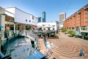 een gebouw met een glazen loopbrug in een stad bij Birmingham City Centre City View Apartments Central very close to Bullring in Birmingham