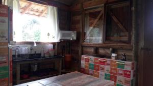 une cuisine avec un comptoir, un évier et une fenêtre dans l'établissement Chalé Caminho da Montanha, à Gonçalves 38 autres photos