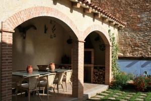 einen Essbereich im Freien mit einem Tisch und Stühlen in der Unterkunft La Casa del Azafrán in Villanueva del Rebollar de la Sierra + 20 Fotos