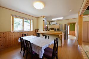una cucina e una sala da pranzo con tavolo e sedie di Omoritei - Vacation STAY 9265 a Nasushiobara