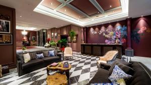 台北的住宿－凱旋酒店，带沙发和 ⁇ 格地板的客厅