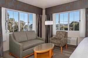 Posezení v ubytování Holiday Inn Express Monterey - Cannery Row by IHG