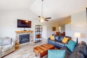 a living room with a couch and a fireplace at Townsend Timbers in Townsend