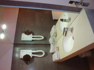 エヴルーにあるHôtel de l'Orme, Akenaの洗面台とトイレ付きのバスルームのモデル