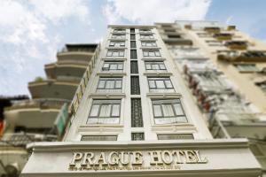 ein großes weißes Gebäude mit einem Schild drauf in der Unterkunft Prague Hotel in Ho-Chi-Minh-Stadt