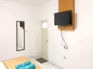 TV a/nebo společenská místnost v ubytování Sofia Residence Syariah Mitra RedDoorz + 17 fotografií