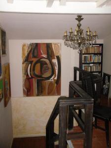 Perpustakaan di rumah tamu ini