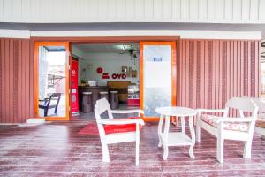 a room with a table and chairs and a kitchen at OYO 428 Pha Mansion in Chachoengsao