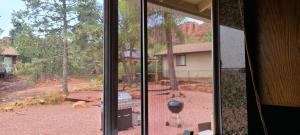 Galeriebild der Unterkunft Spacious house with hot tub spa, to enjoy red rock view, near Amitabha stupa, and trails in Sedona