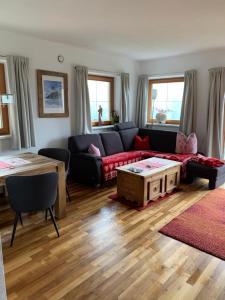 阿爾卑巴赫的住宿－Tirol Juwel，客厅配有沙发和桌子