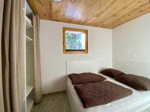 ein kleines Schlafzimmer mit einem Bett und einem Fenster in der Unterkunft Apartments Cokla Zero in Zreče