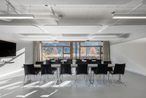 une salle de conférence avec une table et des chaises dans l'établissement Sport Resort Fiesch, Garni Aletsch, à Fiesch