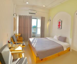 Postel nebo postele na pokoji v ubytování Joy Hotel Phú Yên