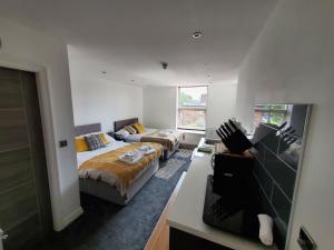 uma sala de estar com duas camas e um sofá em The Ashcroft Apartments - Free Parking em Manchester
