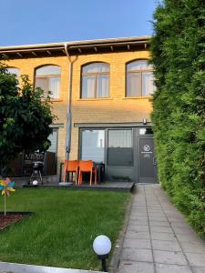 een huis met een tuin met oranje stoelen erin bij b3 - bike & bed bitterfeld in Bitterfeld