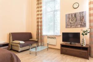 a living room with a couch and a television at Apartments Etazh in Odesa