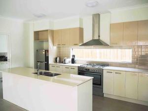A cozinha ou cozinha compacta de 4 Bed 2 And A Half Bath Luxury Villa in Point Cook
