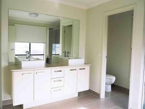 Gallery image of 4 Bed 2 And A Half Bath Luxury Villa in Point Cook in Point Cook