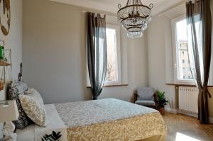 una camera con letto e lampadario a braccio di Charming Flat Milazzo 32 a Bologna