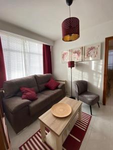 een woonkamer met een bank en een tafel bij Los pisitos de El Barraco 1 in El Barraco