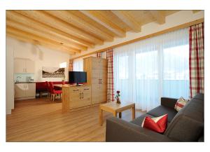 een woonkamer met een bank en een tafel bij Apart Garni Schadhof in Ischgl