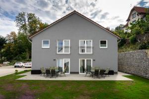 ein Haus mit Tischen und Stühlen davor in der Unterkunft AusZeit ! in Wernigerode