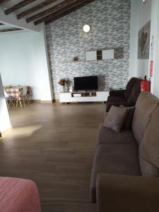 Televízia a/alebo spoločenská miestnosť v ubytovaní Apartamentos Costa de la Luz Béjar 28-30