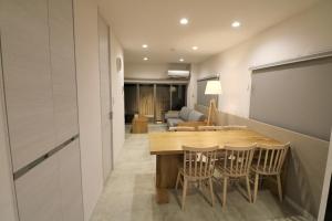 - une salle à manger et un salon avec une table et des chaises dans l'établissement Smart Stay Ito 302, à Itō