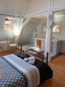 um quarto com uma cama e uma lareira em Loft de Lancelot City Center em Sens