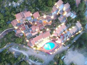 una vista aérea de un complejo con piscina y luces en Hotel Olimpia, en Baja Sardinia