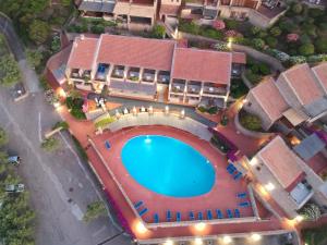een uitzicht over het zwembad van een resort bij Hotel Olimpia in Baja Sardinia