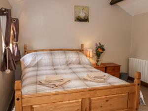 ein Bett mit zwei Handtüchern darauf in einem Schlafzimmer in der Unterkunft Wren in Scarborough