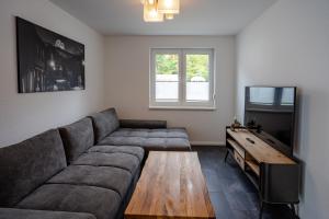 een woonkamer met een bank en een tafel bij AusZeit ! in Wernigerode