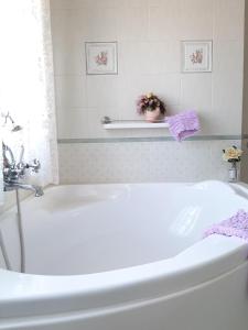 una vasca bianca in bagno con lavandino di Casa Lena a Gela