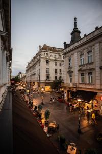 vistas a una calle de la ciudad con mesas y edificios en Maison Royale en Belgrado