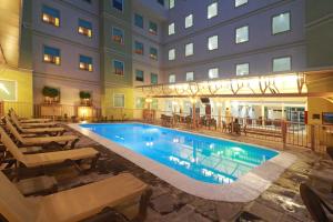 Bazén v ubytování Staybridge Suites Queretaro by IHG nebo v jeho okolí