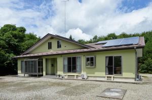 una casa con pannelli solari sul tetto di Omoritei - Vacation STAY 9265 a Nasushiobara