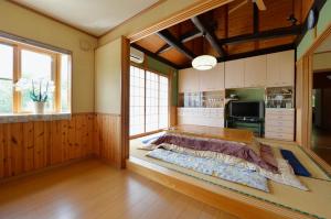那須塩原市にあるOmoritei - Vacation STAY 9265のベッドルーム1室(1室の真ん中に大型ベッド1台付)