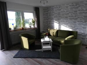 a living room with a couch and two chairs and a table at Ferienwohnung Am Anger in Amerang