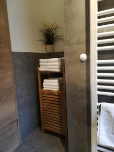 a bathroom with a bunch of towels on a shelf at Ferienwohnung Am Anger in Amerang