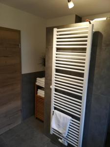 a bathroom with a shower with a towel on a door at Ferienwohnung Am Anger in Amerang