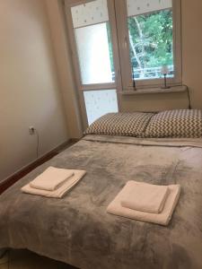 una camera da letto con un letto e due asciugamani di Apartament BURSZTYN a Kołobrzeg