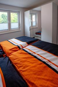 een groot bed in een kamer met 2 ramen bij AusZeit ! in Wernigerode