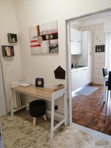 a desk in a room with a kitchen at La Casetta al 21 in Matera